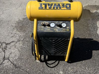 DEWALT 4.5 Gallon 200 PSI Portable Air Compressor 1.8 HP
