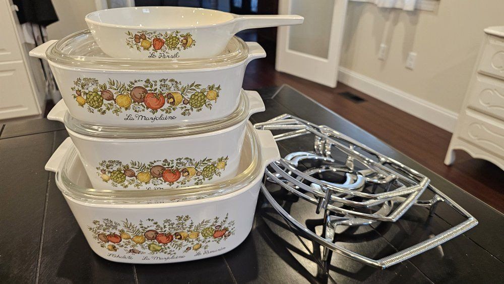 like new Vintage Corning ware set with lids