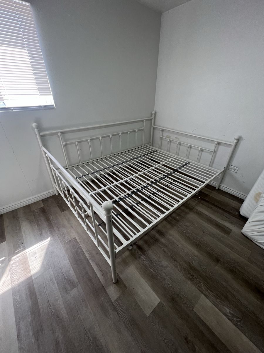 Queen size daybed w/ trundle bed frame - NEED GONE ASAP