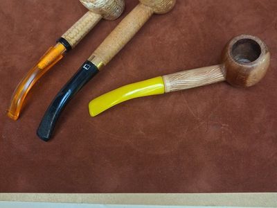 2 ORIGINAL CORN PIPES & 1 WOOD PIPE BAKELITE BIT.
