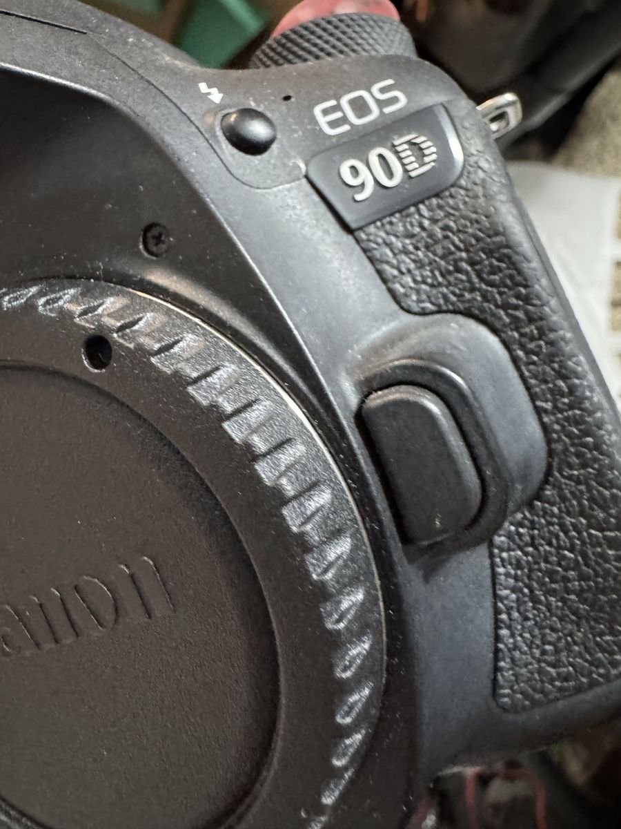 Canon 90D like new, with lens, read