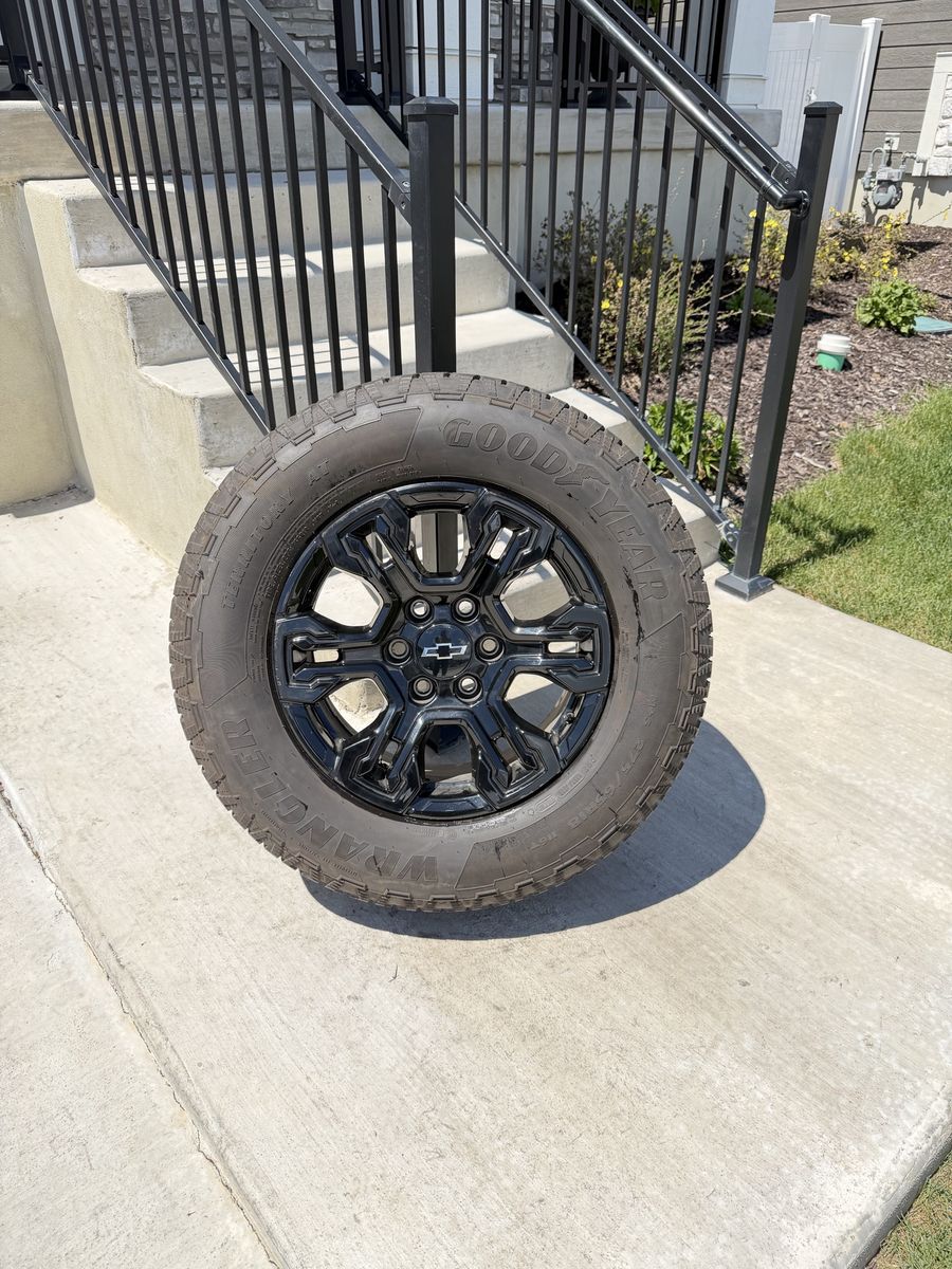 Chevy Silverado 1500 ZR2 Rims and Tires 275/65R18
