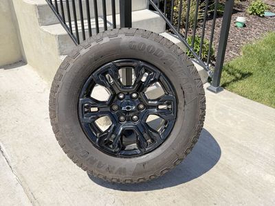 Chevy Silverado 1500 ZR2 Rims and Tires 275/65R18
