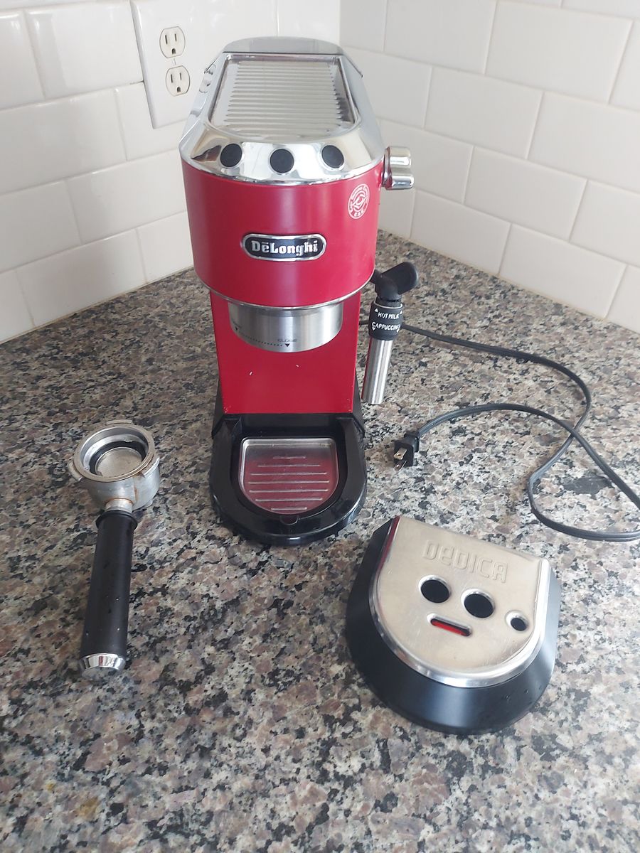 DeLonghi Dedica EC685.R Espresso Machine – Red – Excellent Condition