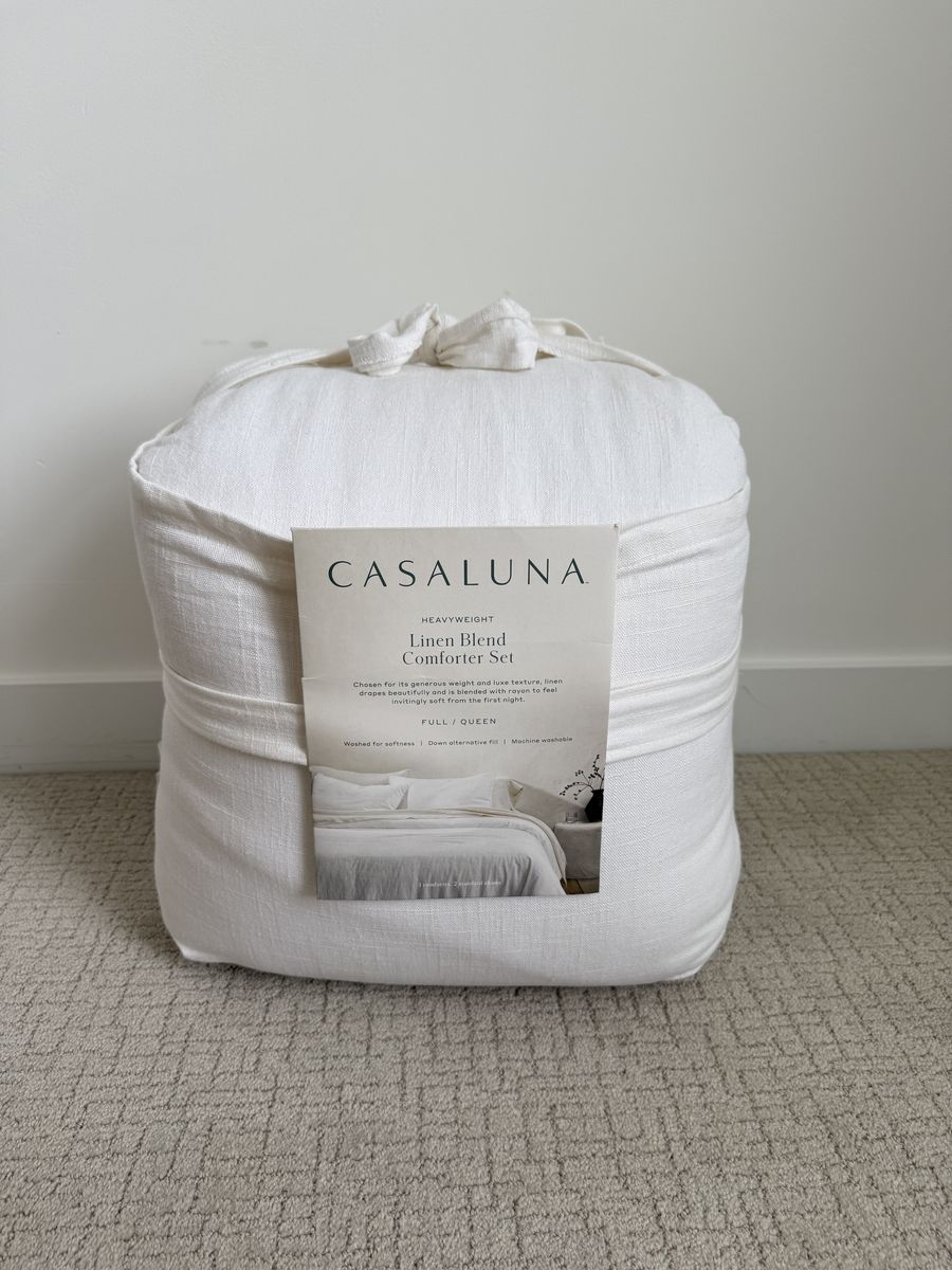 New Full/Queen Casaluna Comforter (white linen)