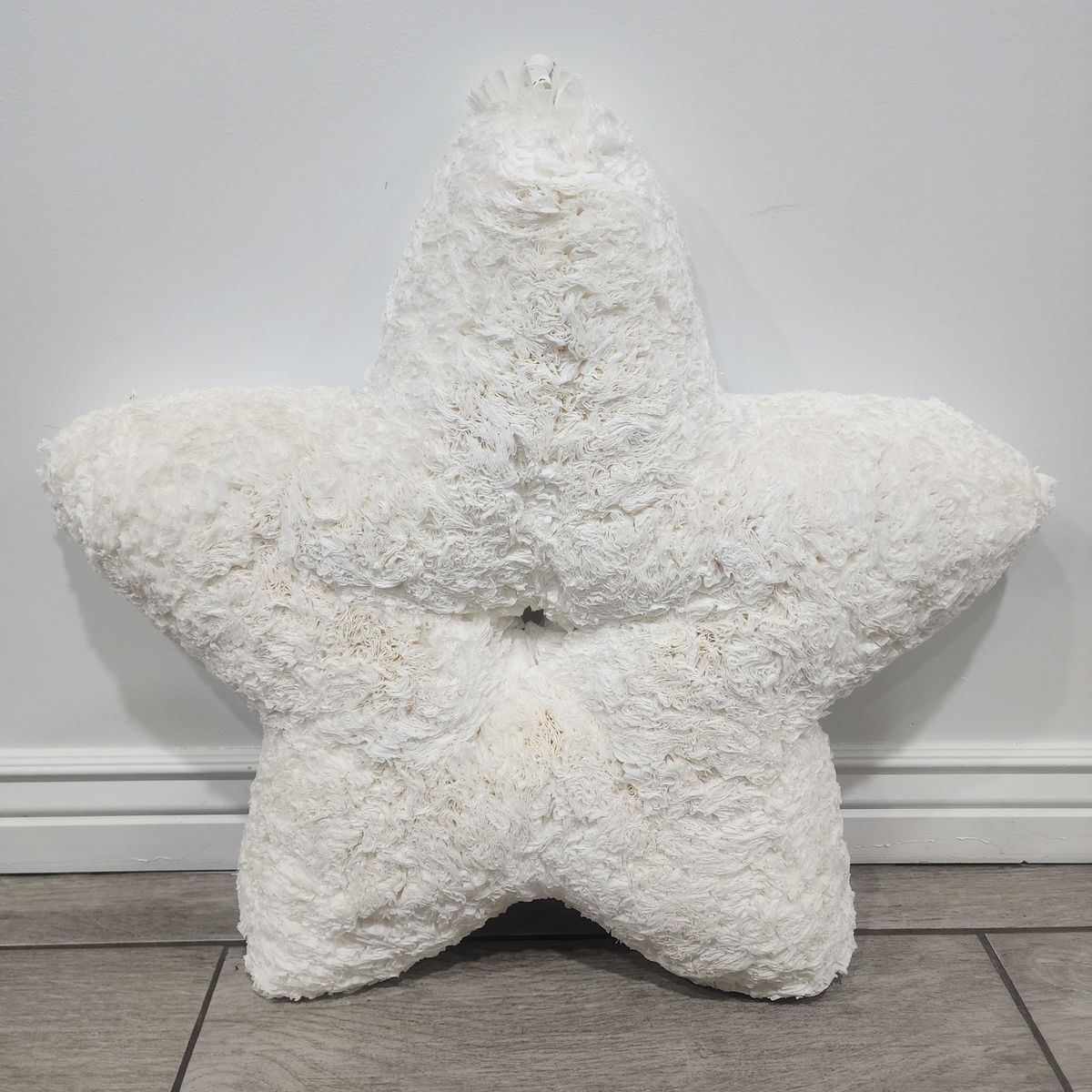 KNOT & SPOOL LARGE STAR SHAPED COFFEE FILTER WREATH w/ BEE BOW CLEAN BARELY USED 