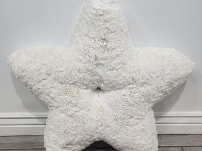 KNOT & SPOOL LARGE STAR SHAPED COFFEE FILTER WREATH w/ BEE BOW CLEAN BARELY USED