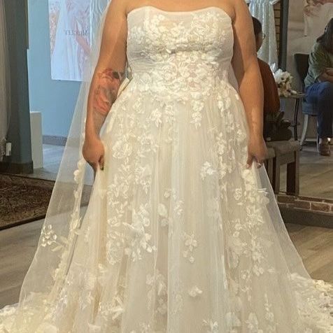 Stunning Ivory A-Line Wedding Dress with Floral Applique Strapless Sweetheart Gown