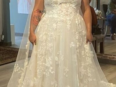 Stunning Ivory A-Line Wedding Dress with Floral Applique Strapless Sweetheart Gown