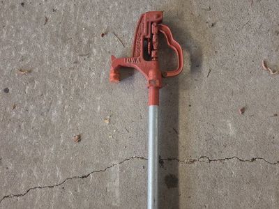 Iowa Yard Hydrant - Red/Silver Outdoor Water Spigot