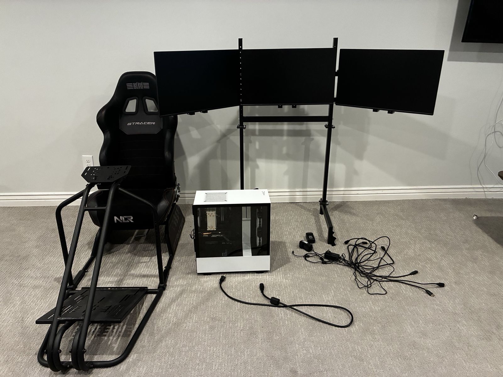 Triple monitor sim racing setup