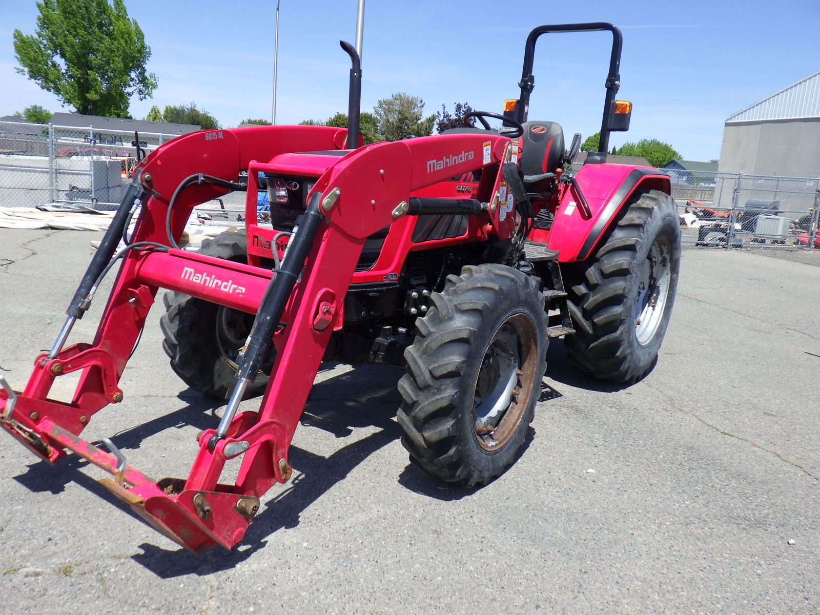 Mahindra 6075 MFD Tractor with KWW 6075 4L Loader