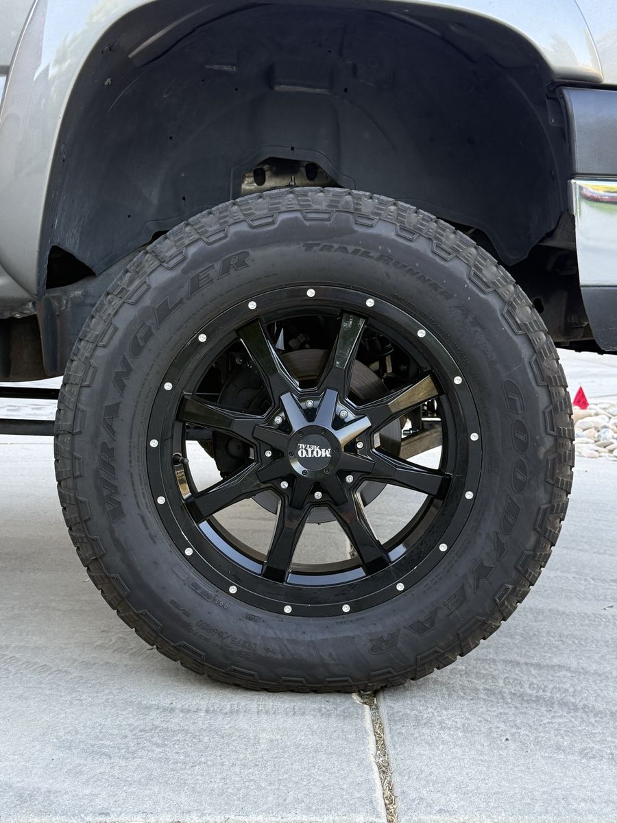 Moto Metal Wheels 275/65R20 Tires