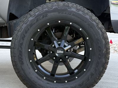Moto Metal Wheels 275/65R20 Tires