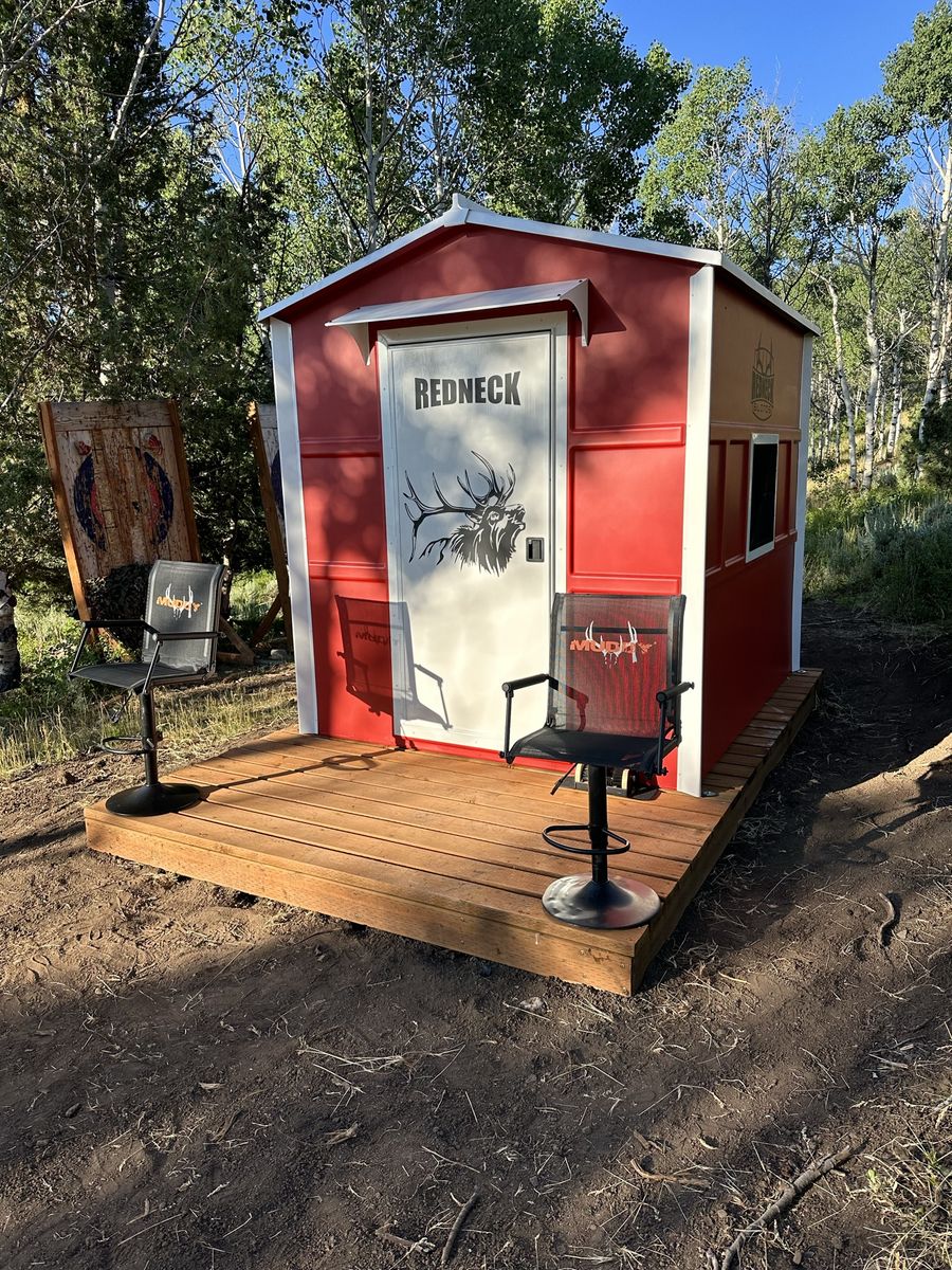 Redneck mini blinds hunting cabin. New condition.