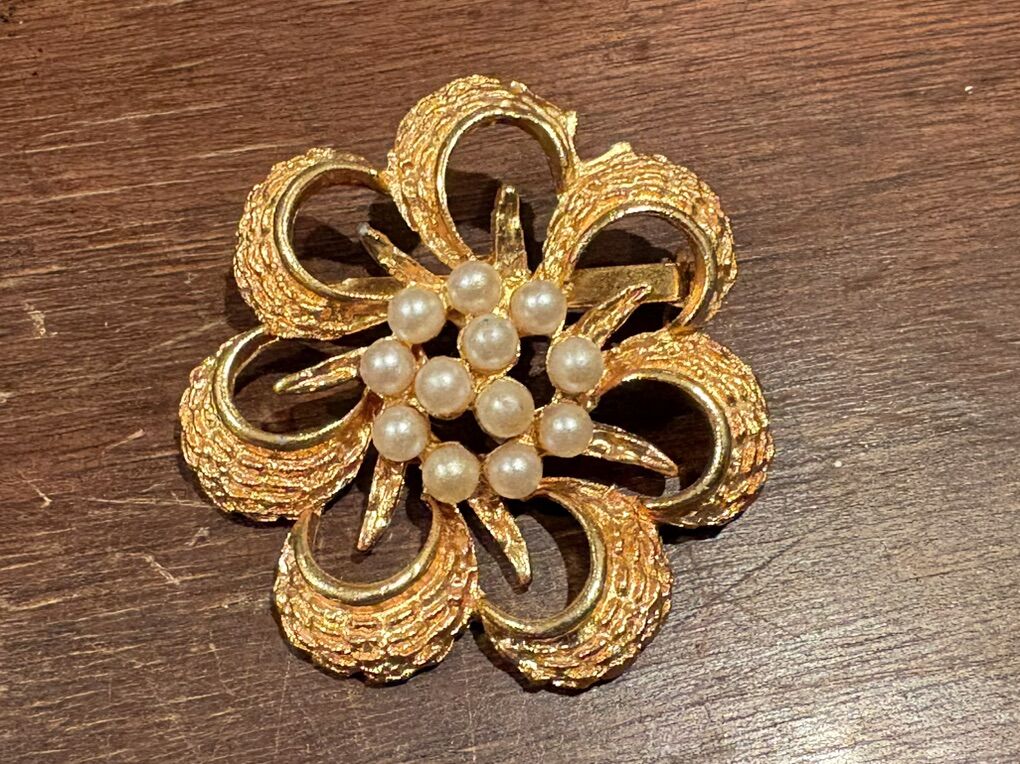 Vintage Gold Tone Flower Pin Or Brooch