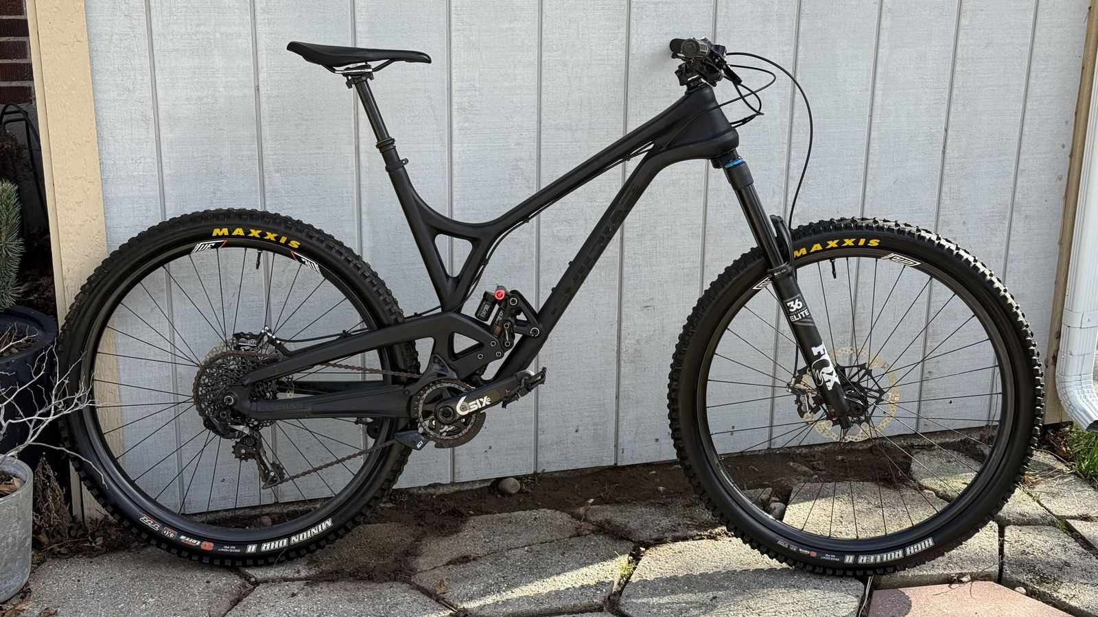 Evil Offering XL enduro/trail bike, almost new, LOADED!