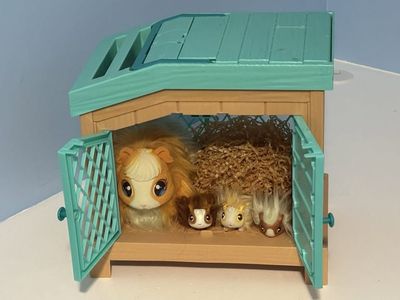 Little Live Pets Mama Surprise Guinea Pig + Hutch + 3 Babies