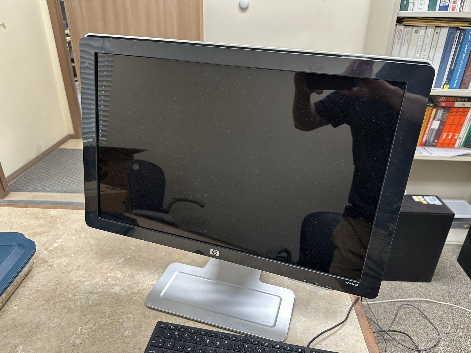 HP w2408 PC Monitor (1920 x 1200)