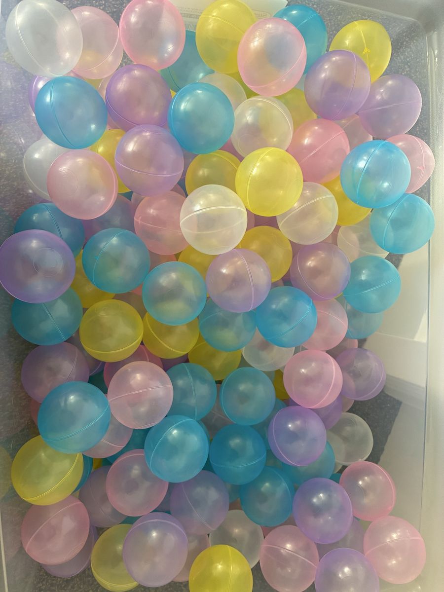 Ball pit and balls