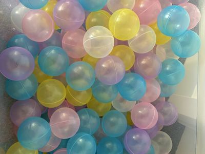 Ball pit and balls