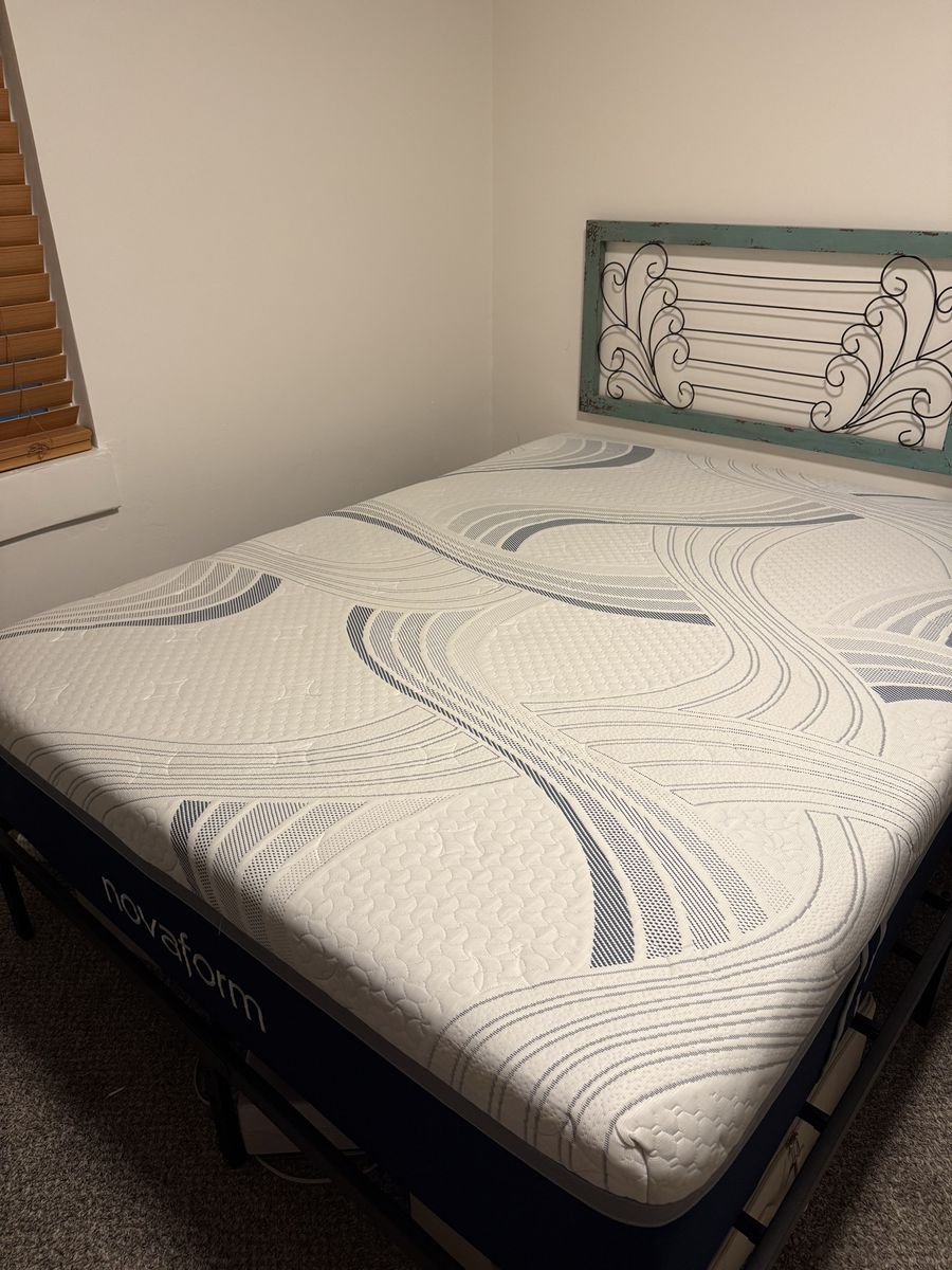 Novaform Queen Size Memory Foam Mattress - Excellent Condition