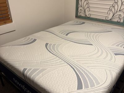Novaform Queen Size Memory Foam Mattress - Excellent Condition