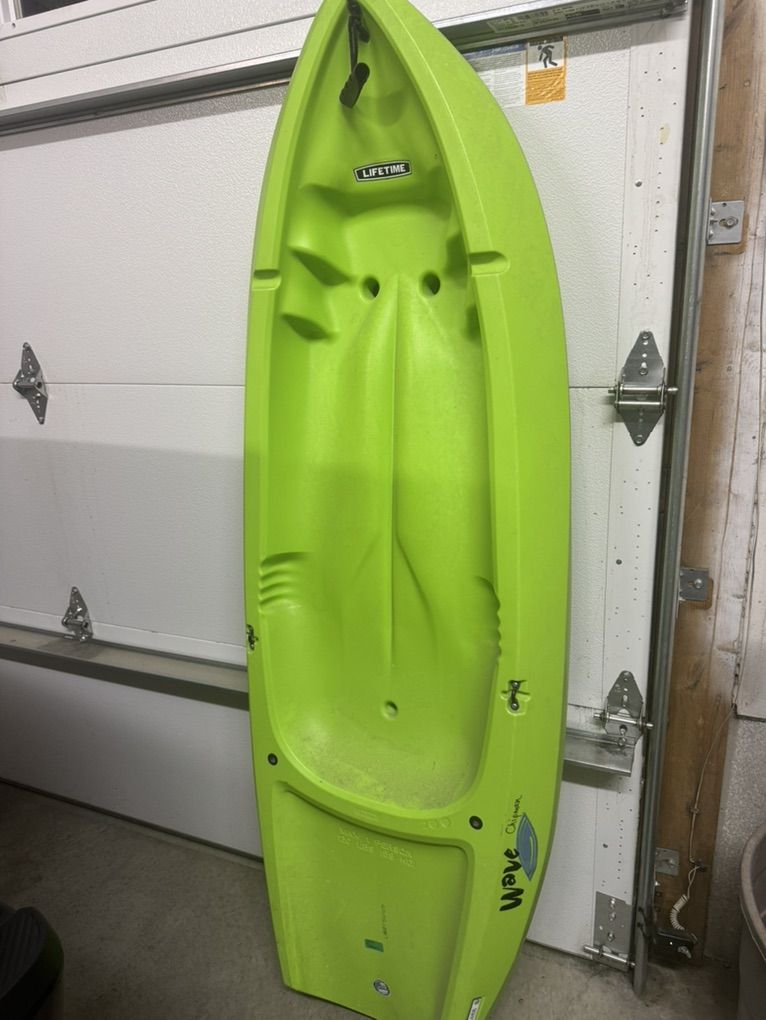 Lifetime Youth kayak with paddle