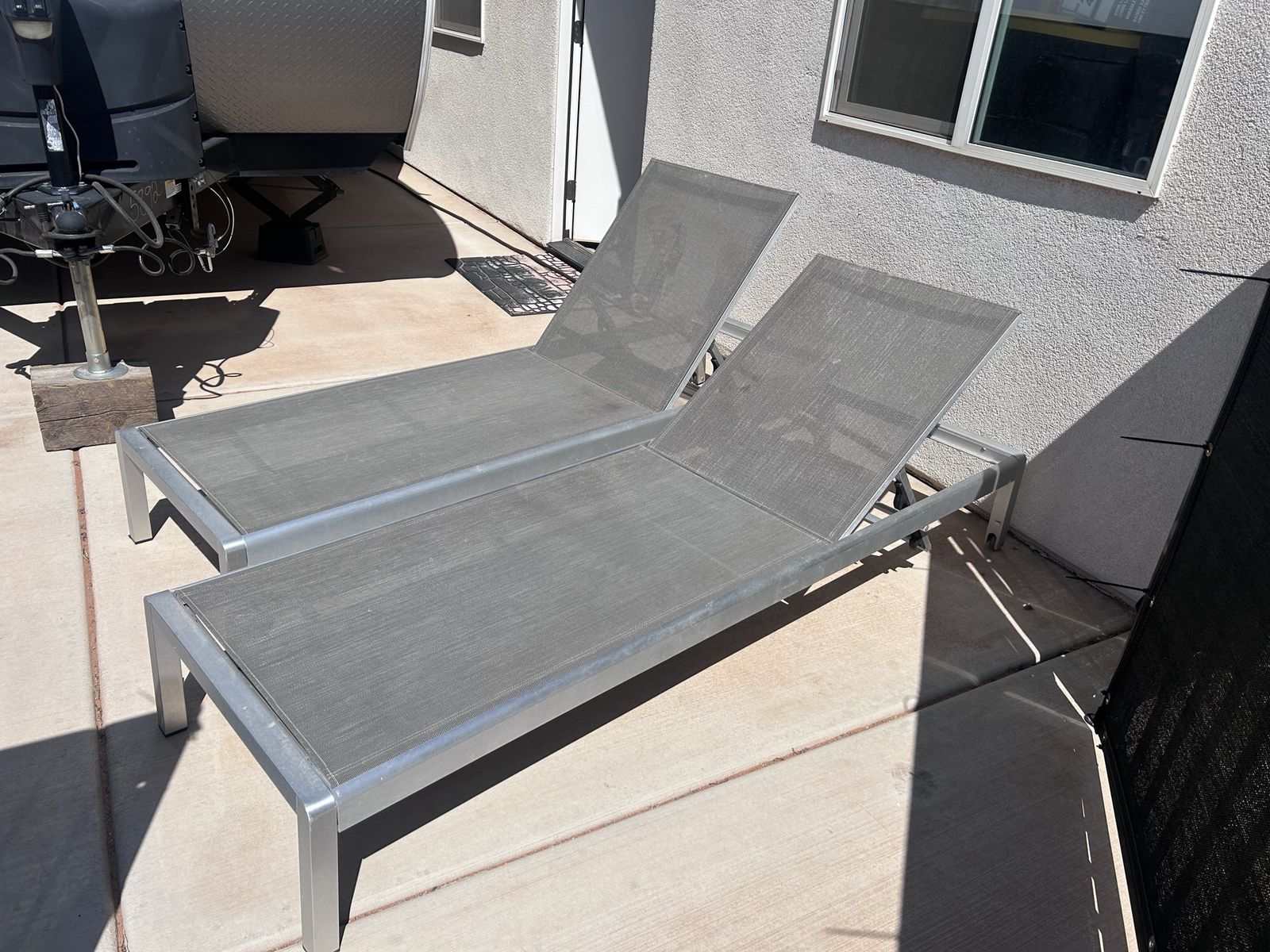 Set of 2 Outdoor Mesh Chaise Lounge Chairs with Aluminum Frames