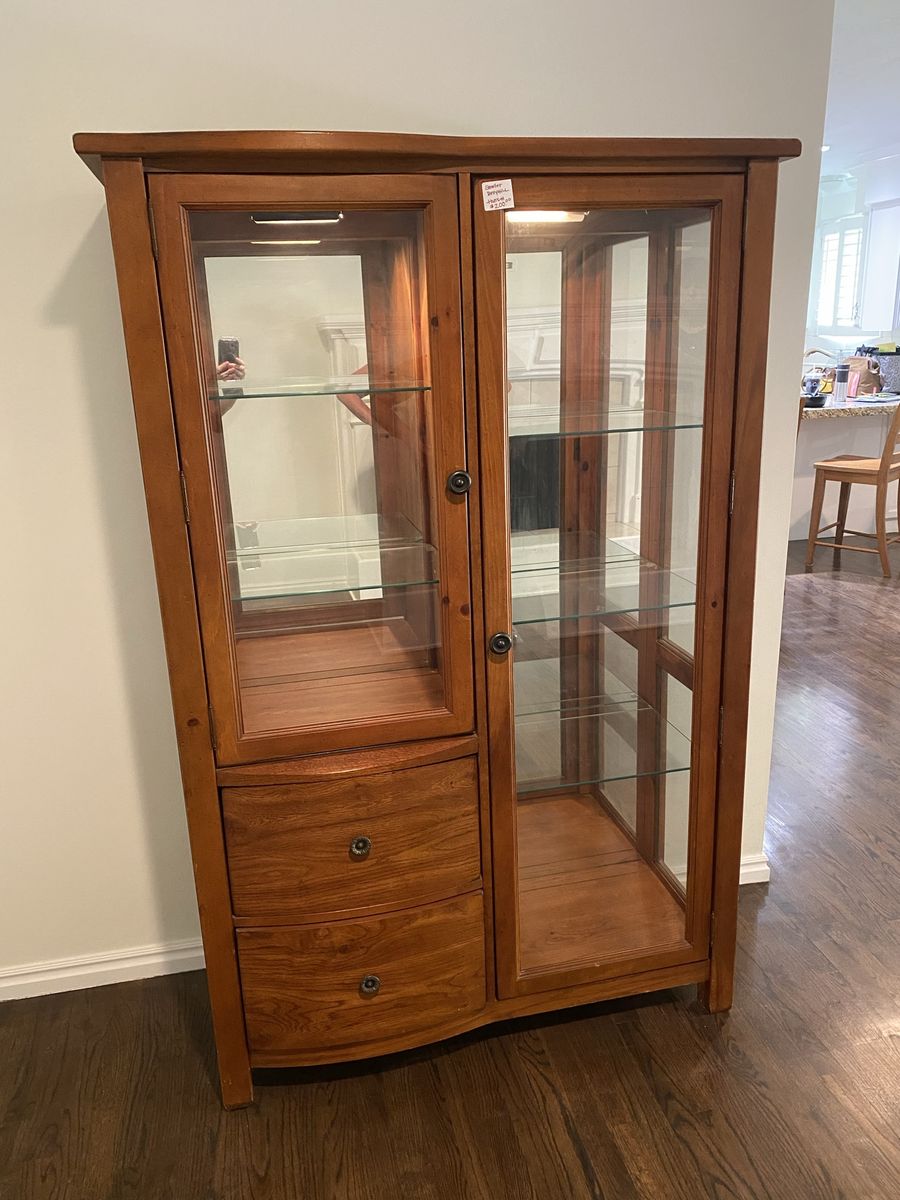 BROYHILL DISH HUTCH/CURIO CABINET