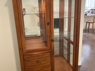 BROYHILL DISH HUTCH/CURIO CABINET