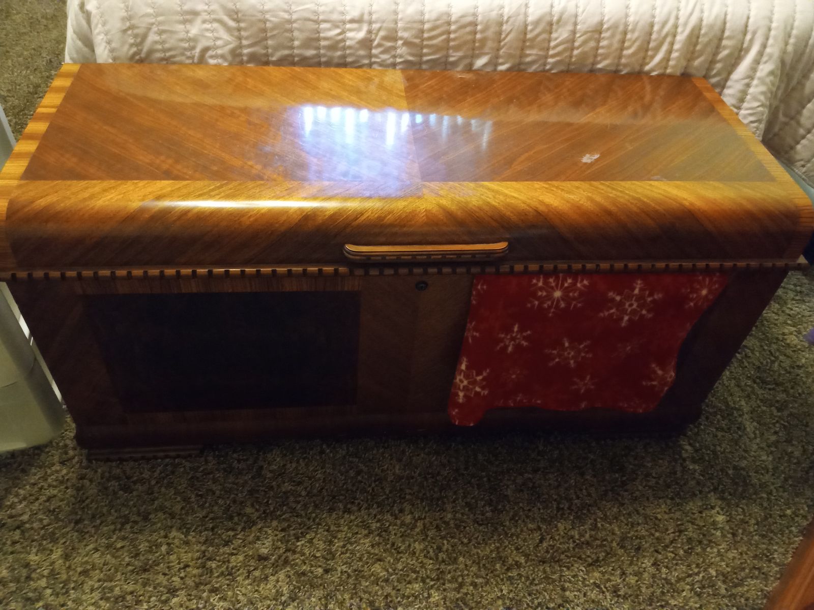 Vintage Wooden Cedar Chest Blanket Box with Inlaid Wood Finish
