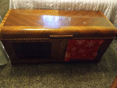 Vintage Wooden Cedar Chest Blanket Box with Inlaid Wood Finish