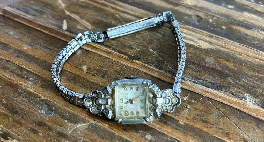 VINTAGE HAWTHORNE WIND UP SILVERTONE WRIST WATCH