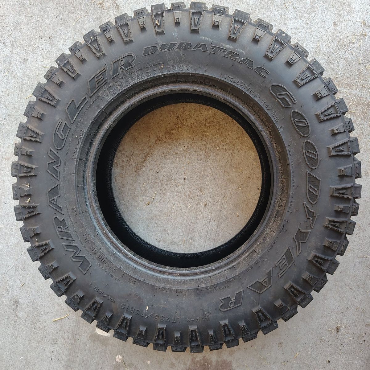 Like New 235/75R15 Goodyear duratrac 
