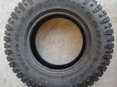 Like New 235/75R15 Goodyear duratrac