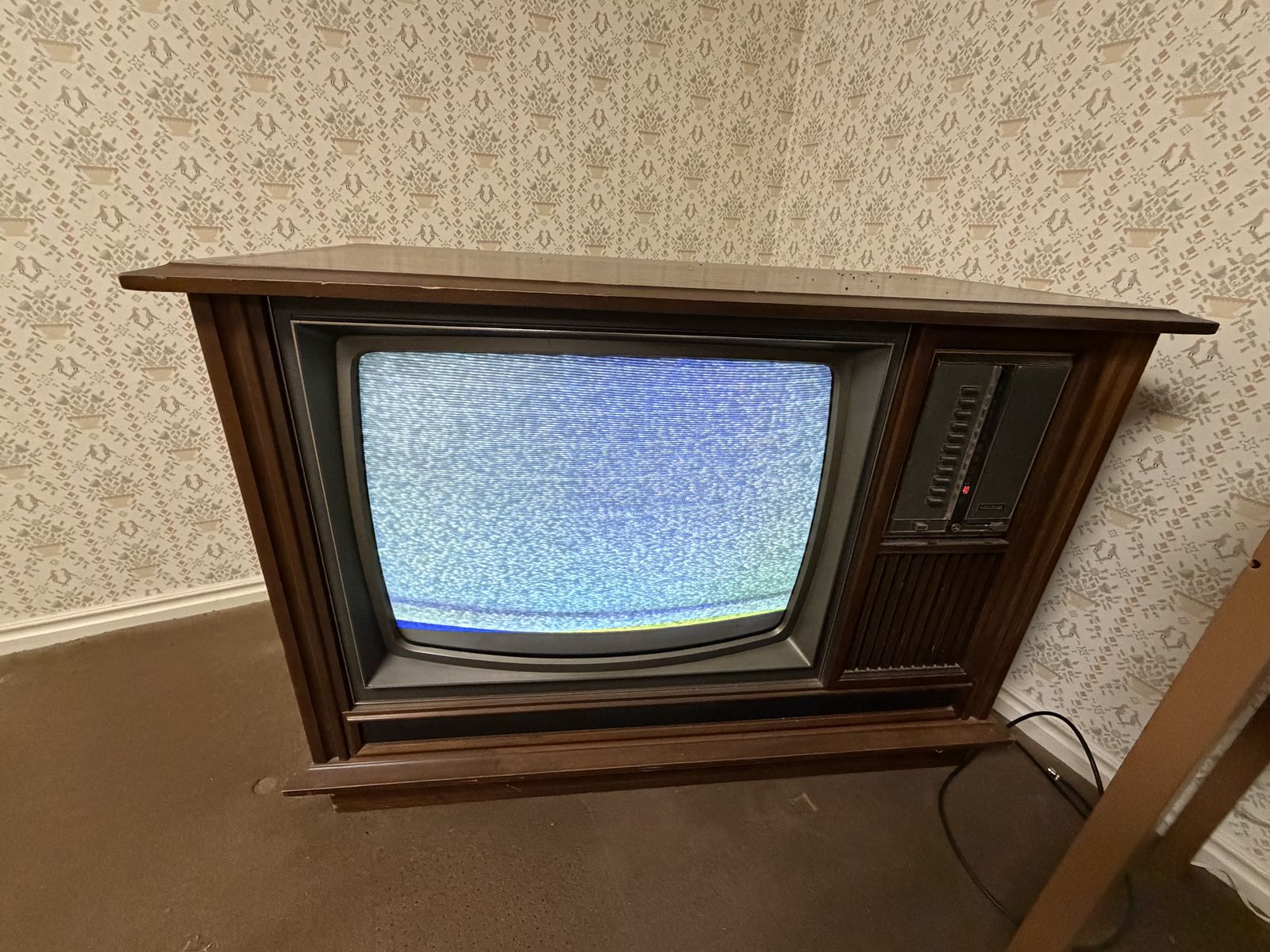 Vintage Sylvania Color Console TV – Working 1970s Retro Television DIY cat house $200 cash/venmo 