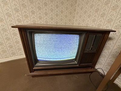 Vintage Sylvania Color Console TV – Working 1970s Retro Television DIY cat house $200 cash/venmo