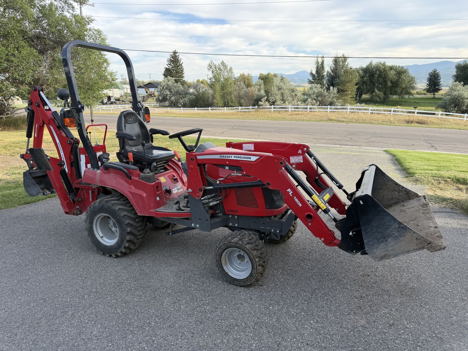Massey Ferguson GC1725 4x4 Tractor Loader Backhoe – 320 Hrs
