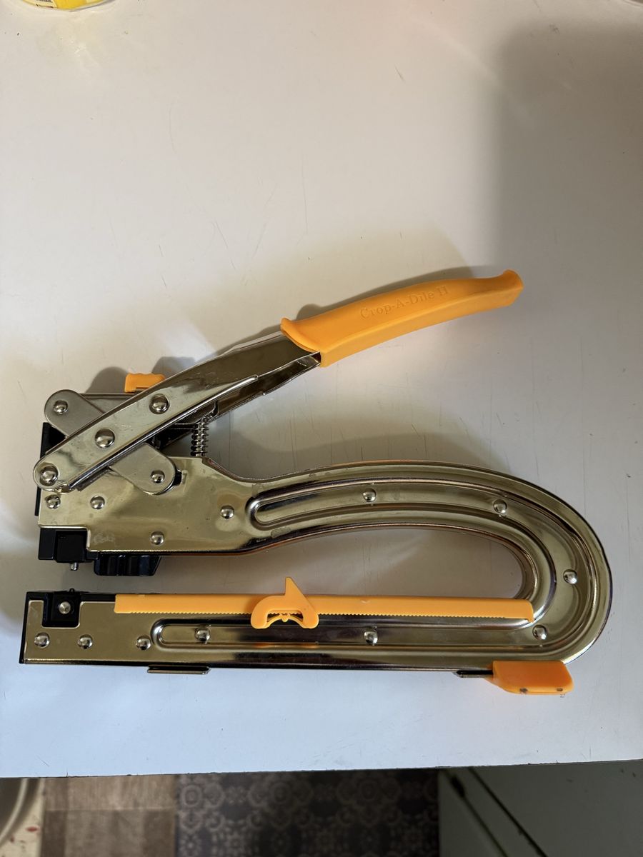 We R Memory Keepers Crop-A-Dile II Big Bite Punch and Eyelet Setter