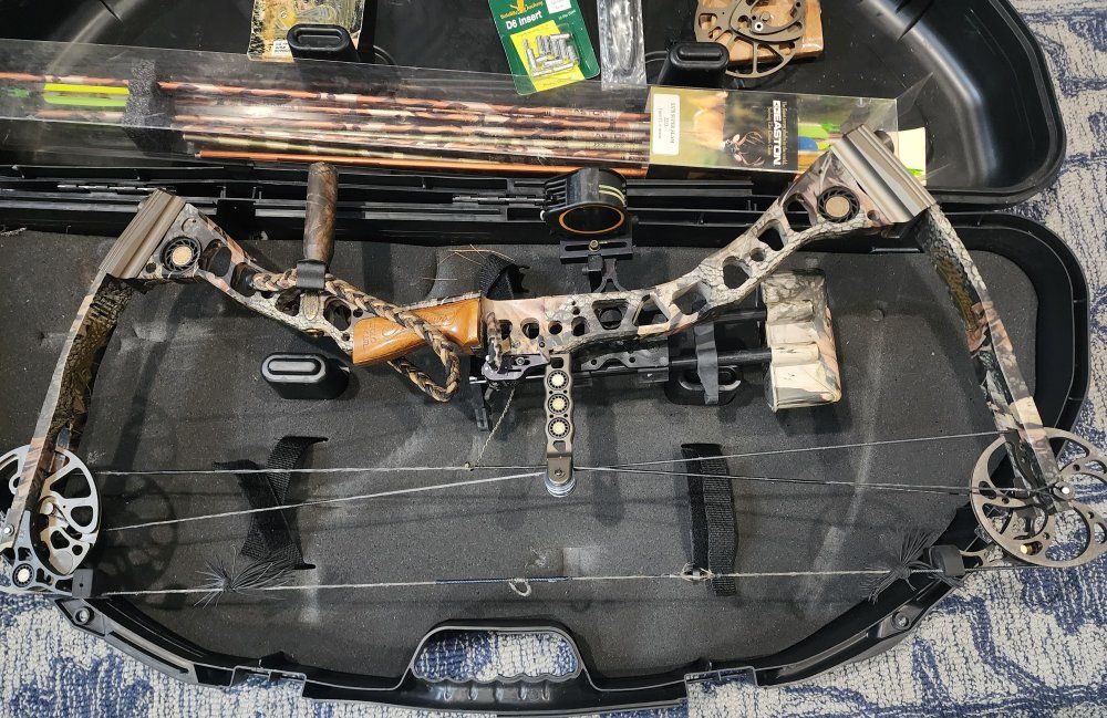 Mathews Switchback XT Compound Bow, case, accessories