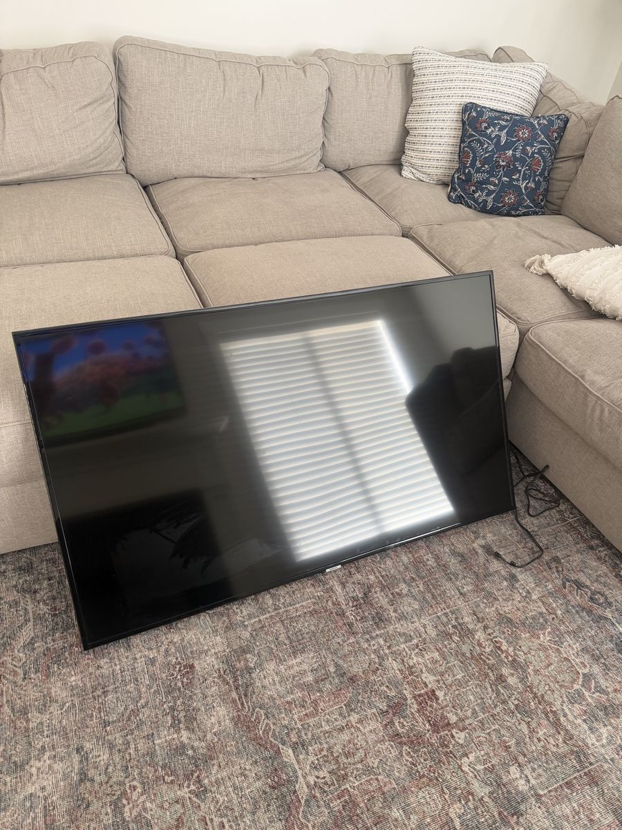 Samsung Smart TV, 55”, (wall mount included)