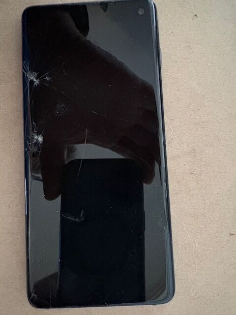 Samsung Galaxy S10 broken screen