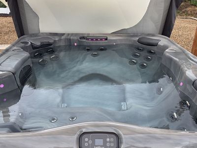Full-Size Bullfrog X6L 5-Person Luxury Hot Tub (88" x 80")