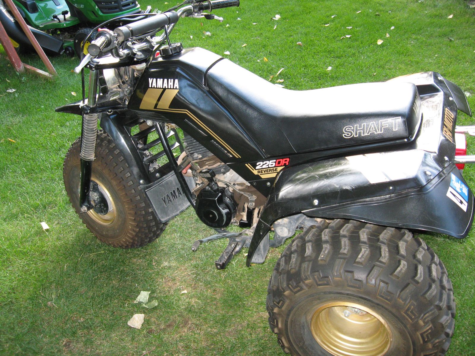 Yamaha 225DR Shaft Reverse 3-Wheeler ATV - Black