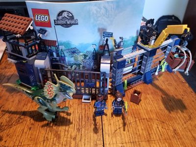 LEGO Jurassic World Dilophosaurus Outpost Attack 75931