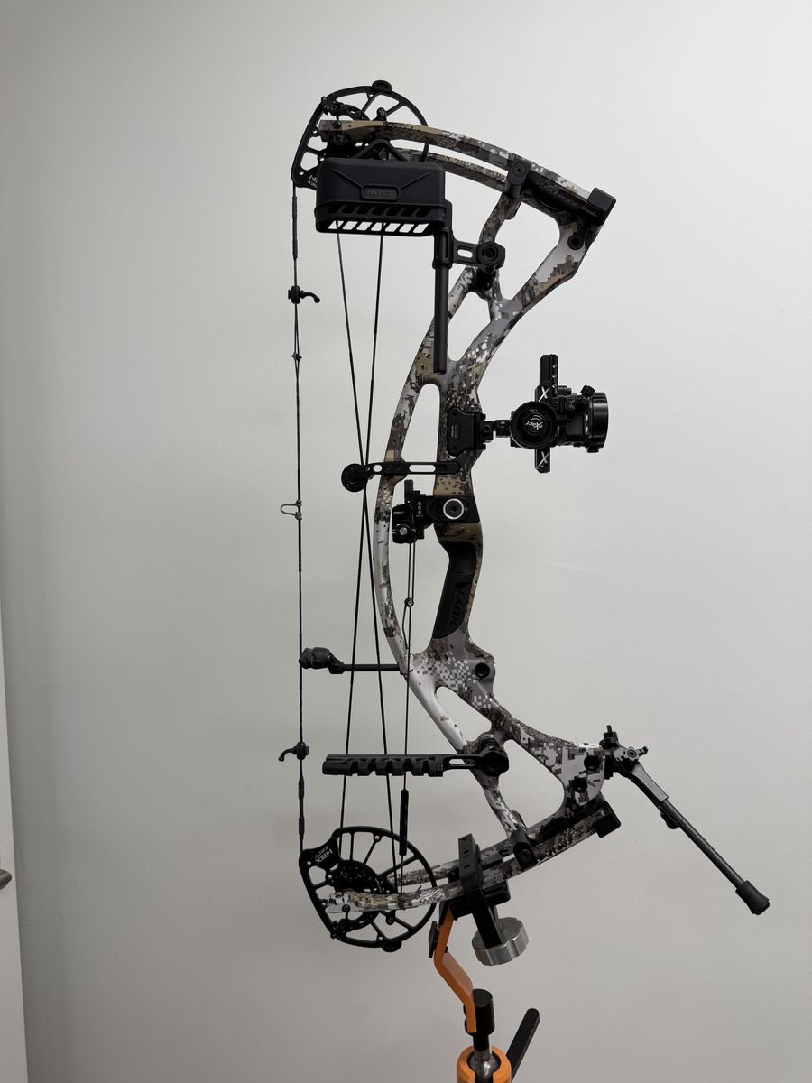 Hoyt RX8 Right Hand Bow (50 & 80 lb limbs)