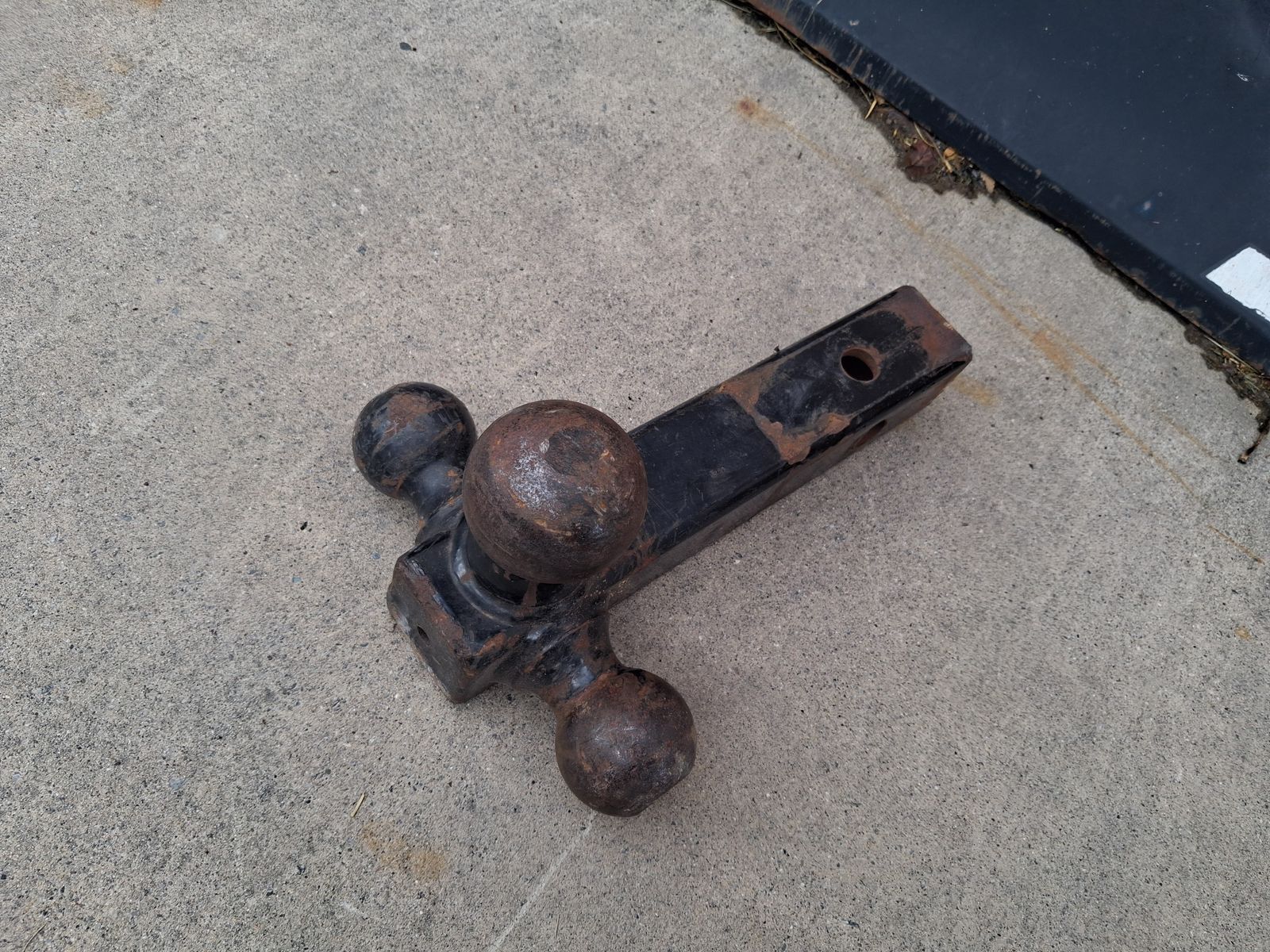 Tri-ball tow hitch
