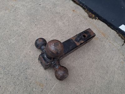 Tri-ball tow hitch