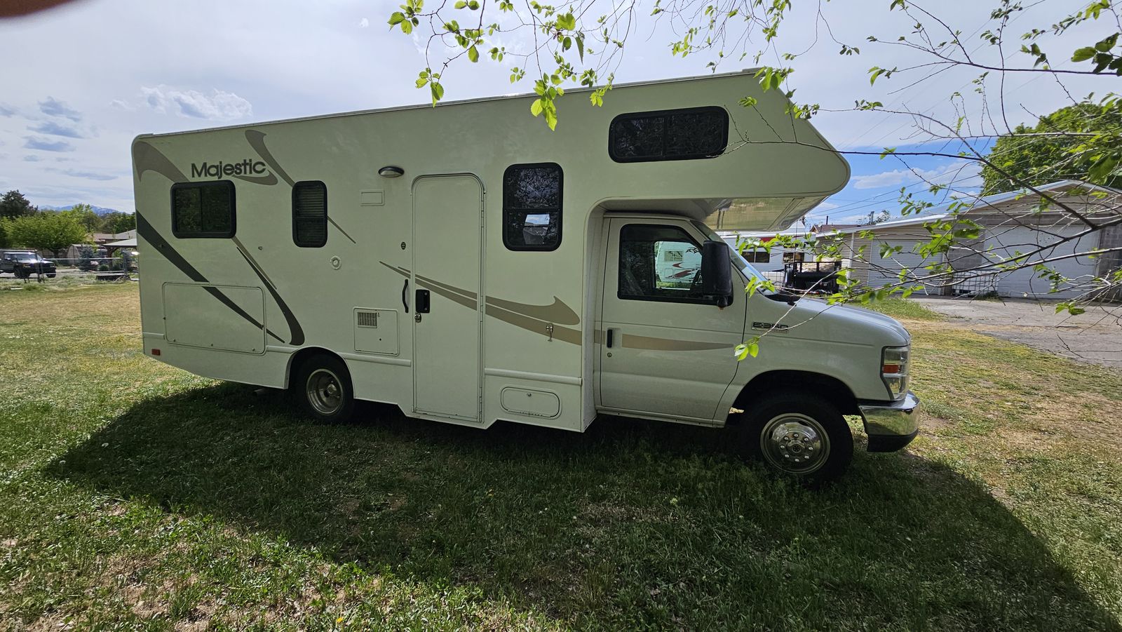 2013 23 foot Majestic Motorhome